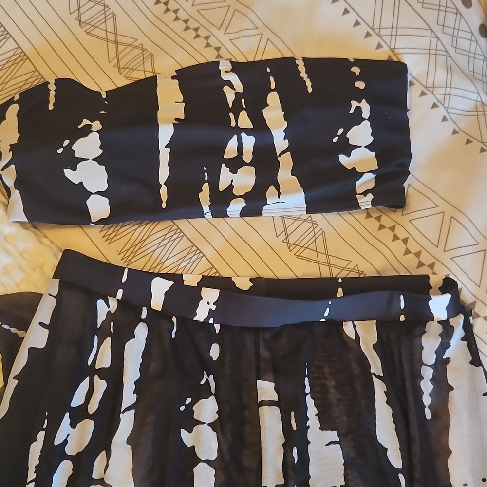 Black and White Patterned Sheer Pants With Matching Top X 2 And Bottoms - Picture 3 of 5